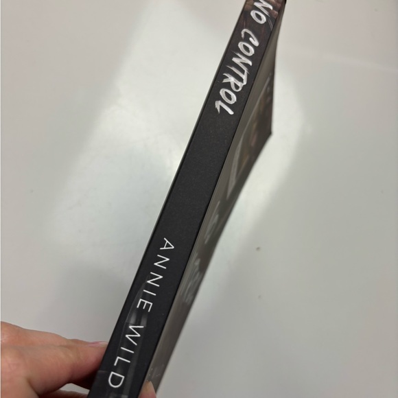 No‎ Control: A Dark Romance (Unhinged Hitmen) Paperback book - Picture 2 of 5